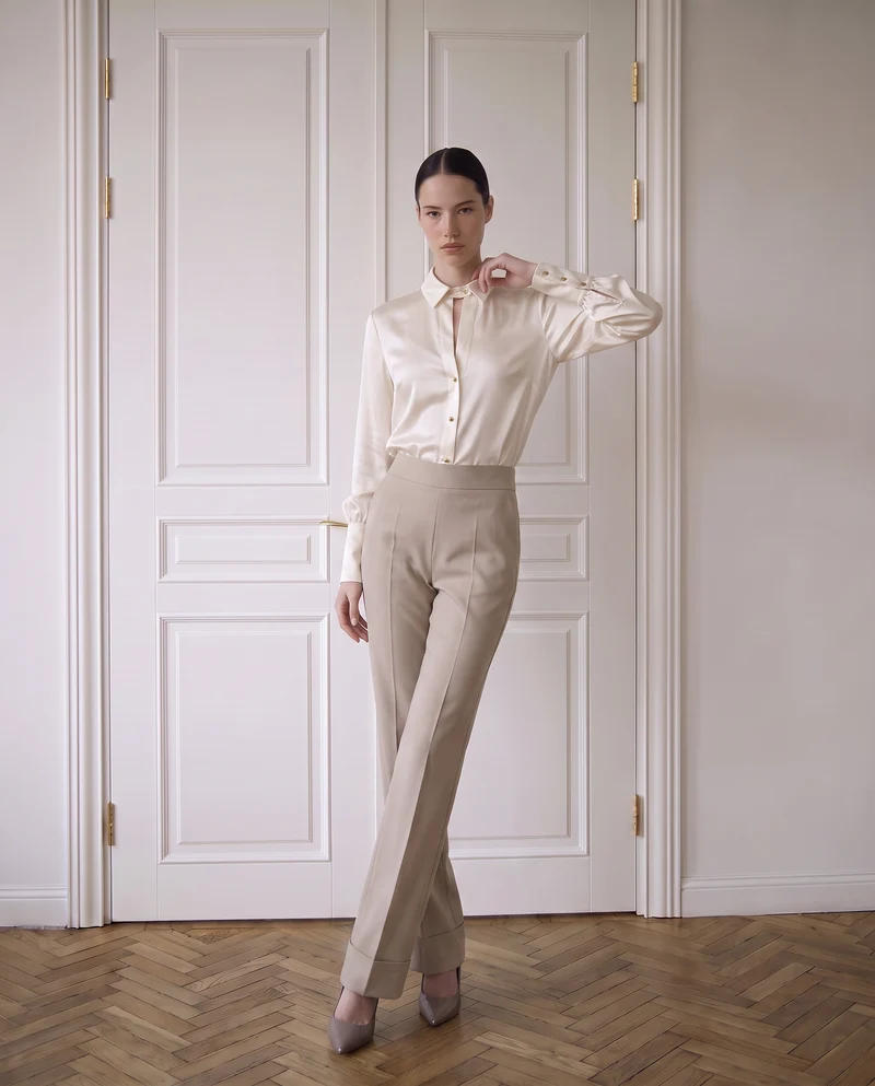 Camicia in raso a manica lunga con abbottonatura sul colletto - Bianco