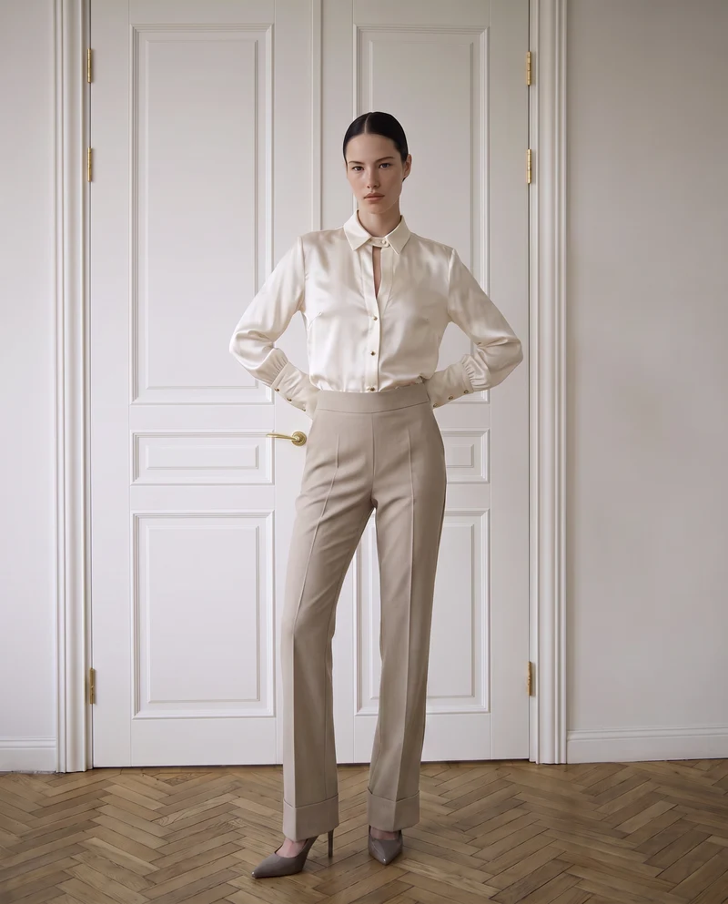 Camicia in raso a manica lunga con abbottonatura sul colletto - Bianco