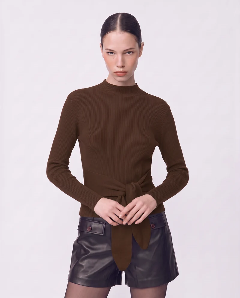 Maglia a collo alto con nodo in vita - Marrone cioccolato