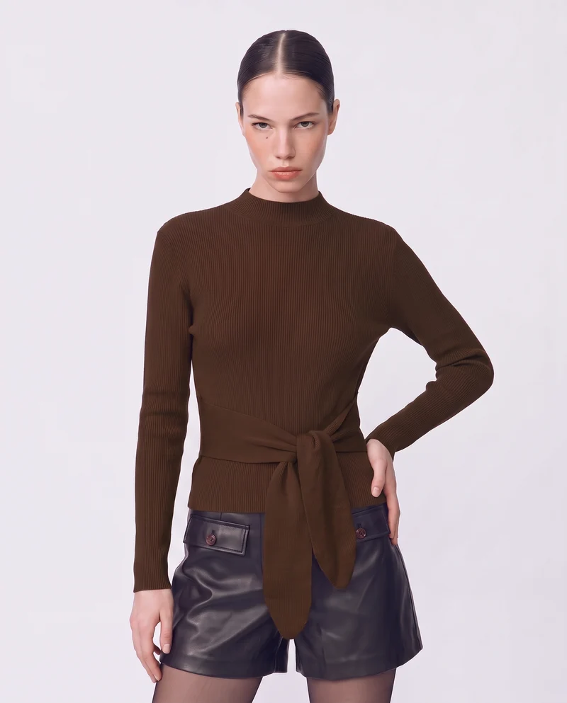 Maglia a collo alto con nodo in vita - Marrone cioccolato