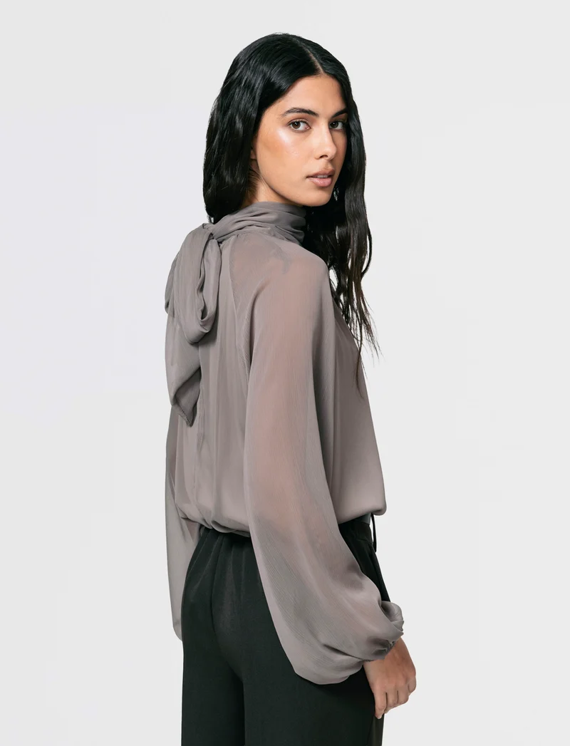 Casacca in tessuto leggero con fiocco al collo - Grigio fango