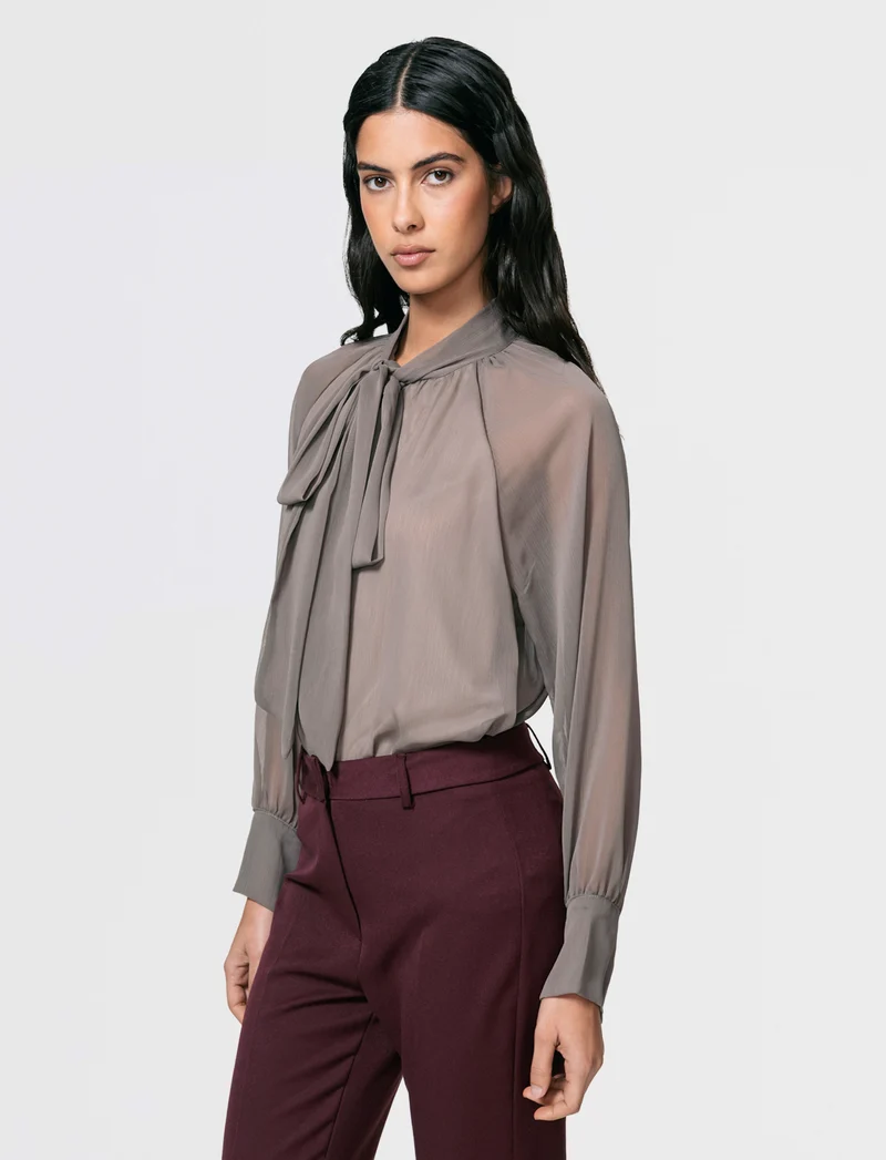 Casacca in tessuto leggero con fiocco al collo - Grigio fango