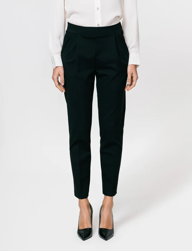 Pantalone elegante con taglio dritto, pieghe frontali e cintura rivestita - Nero