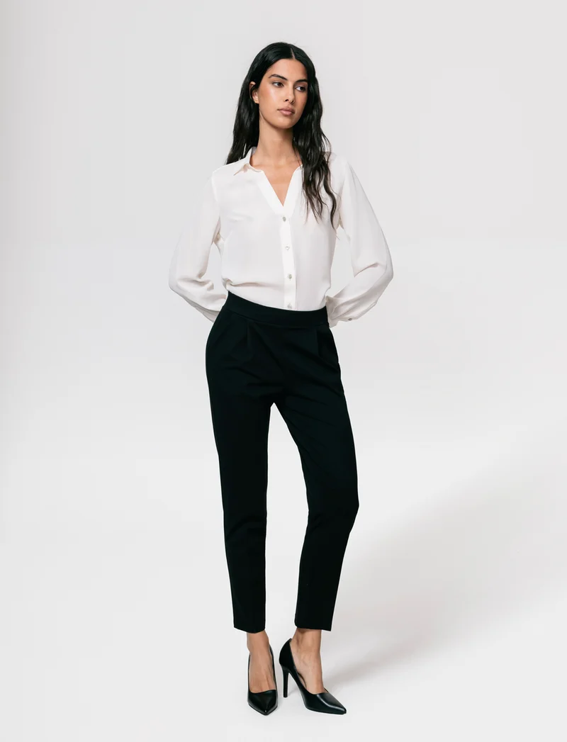 Pantalone elegante con taglio dritto, pieghe frontali e cintura rivestita - Nero
