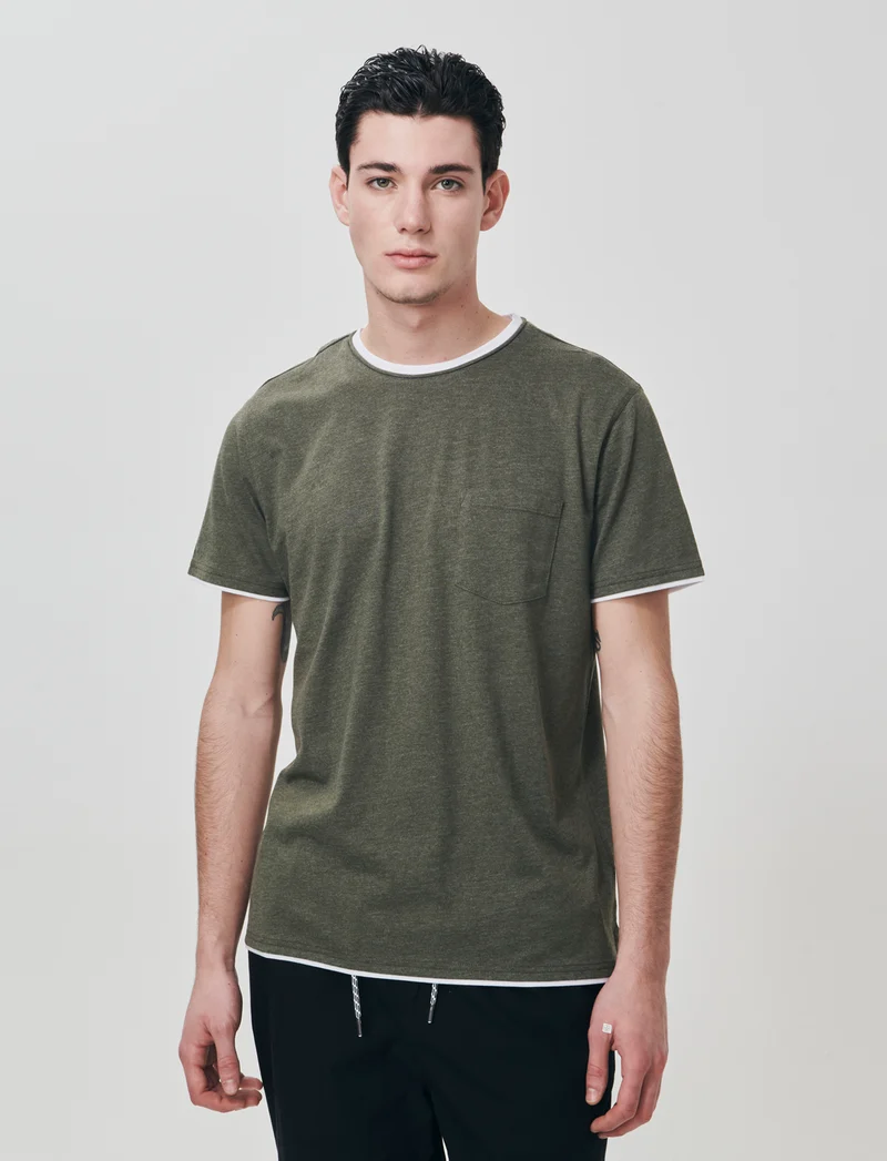 T-shirt melange con tasca e dettagli bianchi - Verde militare