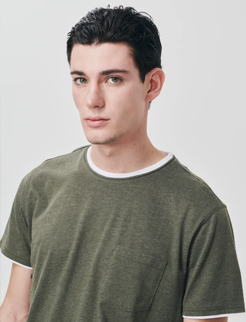 T-shirt melange con tasca e dettagli bianchi - Verde militare