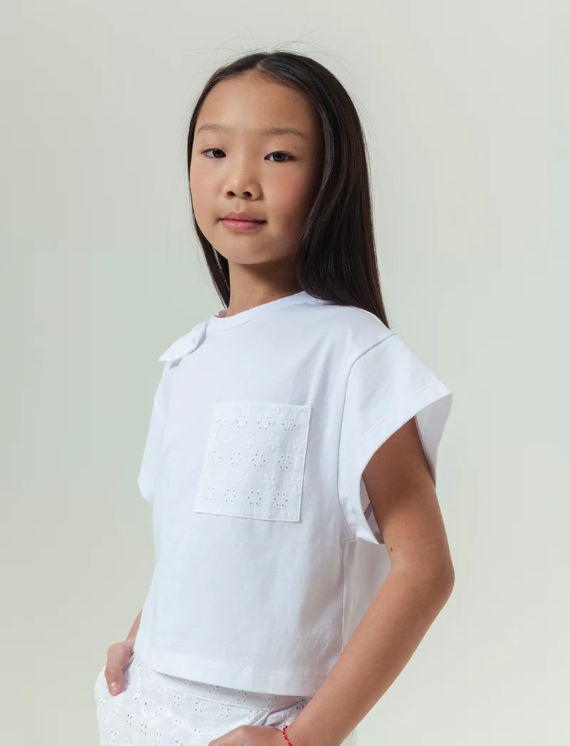 T-shirt in cotone con dettagli in sangallo da bambina - Bianco