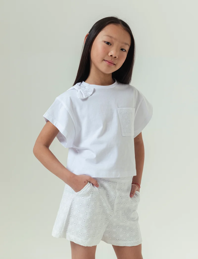 T-shirt in cotone con dettagli in sangallo da bambina - Bianco