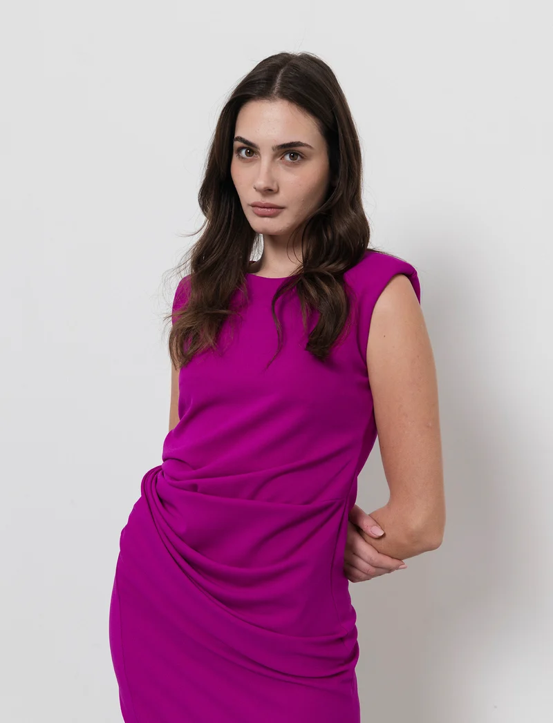 Vestito in tessuto elastico, arriccio sul fianco. - Fuxia