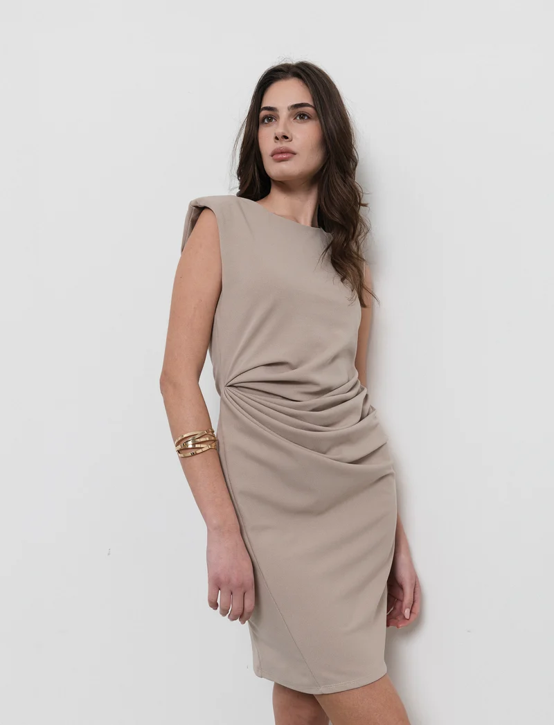 Vestito in tessuto elastico, arriccio sul fianco. - Beige