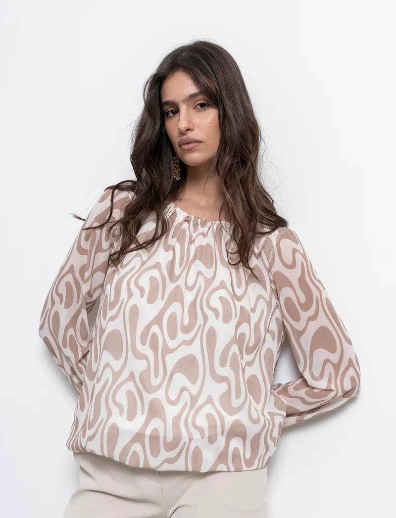 Blusa ampia in tessuto leggero con stampa e fiocco su una spalla. - Cammello