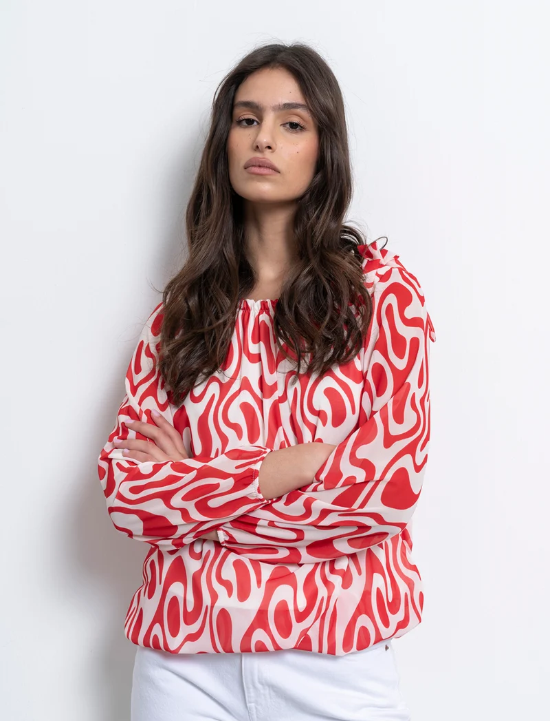 Blusa ampia in tessuto leggero con stampa e fiocco su una spalla. - Rosso