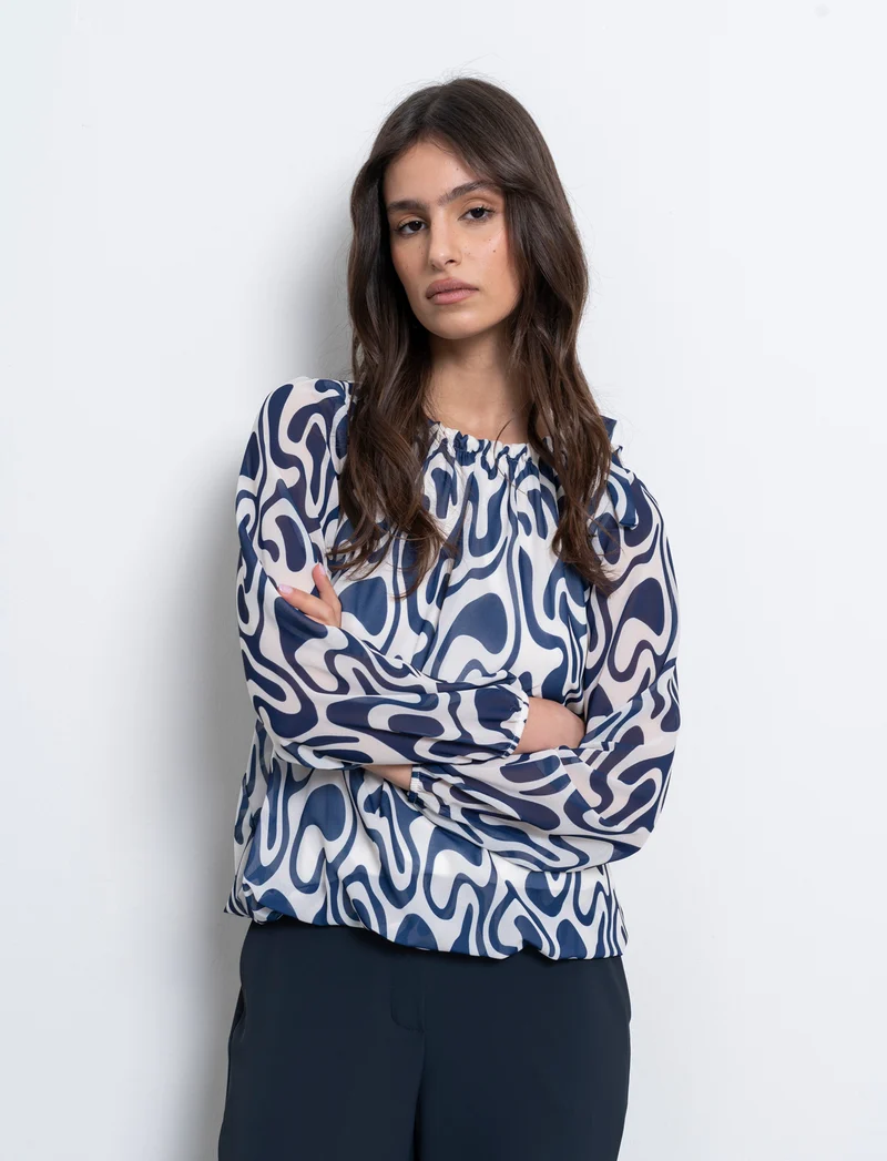 Blusa ampia in tessuto leggero con stampa e fiocco su una spalla. - Blu