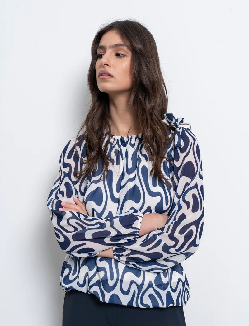 Blusa ampia in tessuto leggero con stampa e fiocco su una spalla. - Blu