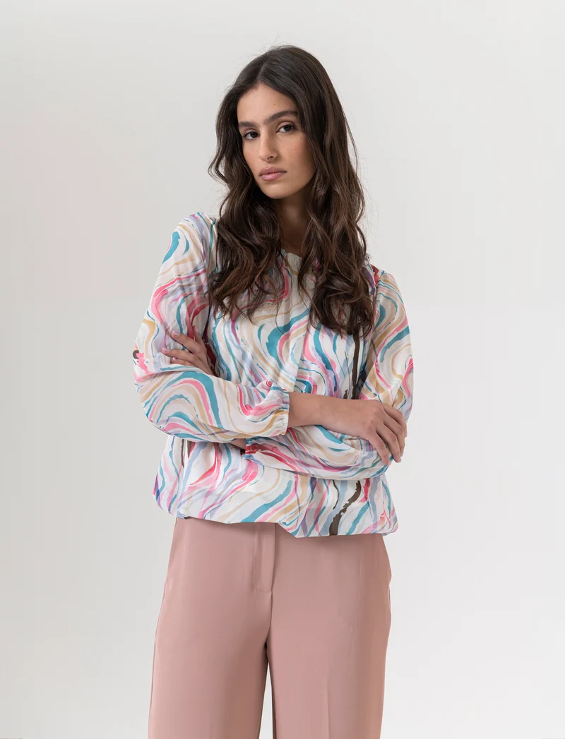 Blusa ampia in tessuto leggero con stampa e fiocco su una spalla. - Multicolore