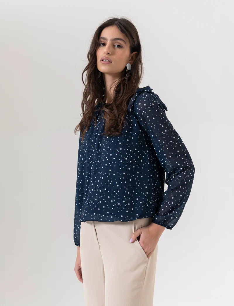 Blusa ampia in tessuto leggero con stampa e fiocco su una spalla. - Blu