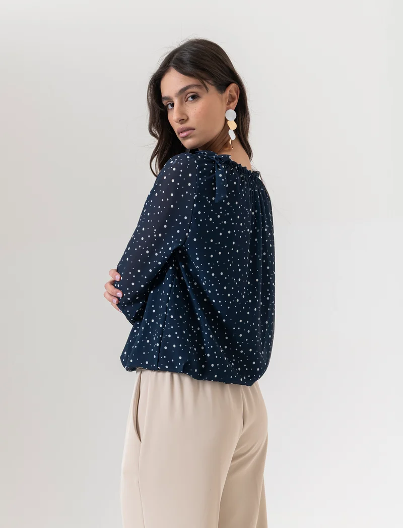 Blusa ampia in tessuto leggero con stampa e fiocco su una spalla. - Blu
