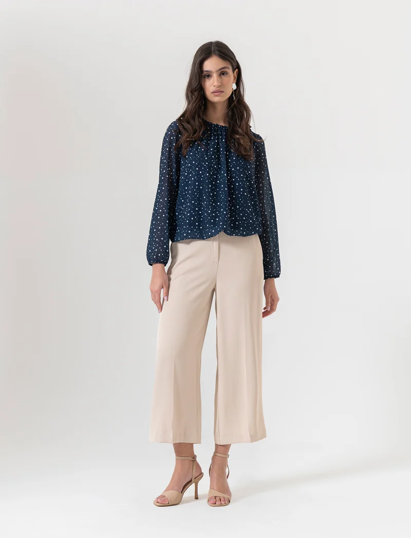 Blusa ampia in tessuto leggero con stampa e fiocco su una spalla. - Blu