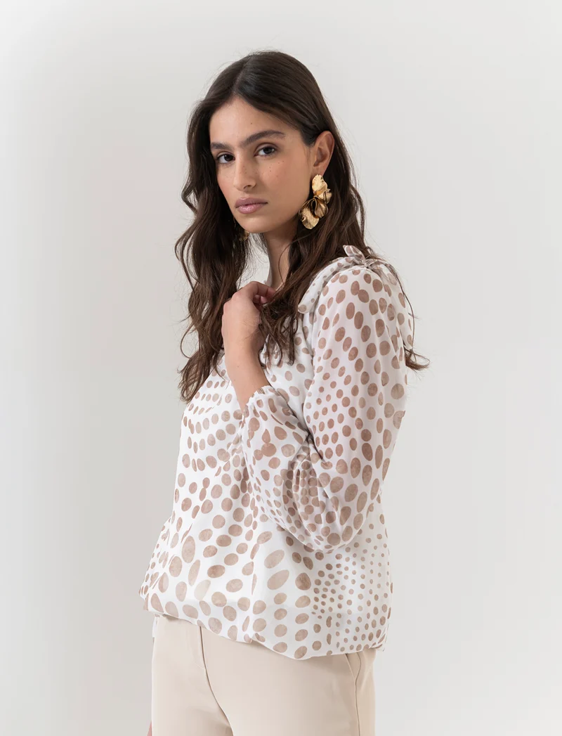 Blusa ampia in tessuto leggero con stampa e fiocco su una spalla. - Beige