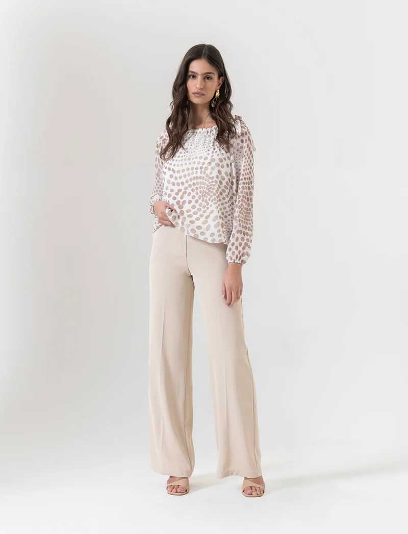 Blusa ampia in tessuto leggero con stampa e fiocco su una spalla. - Beige