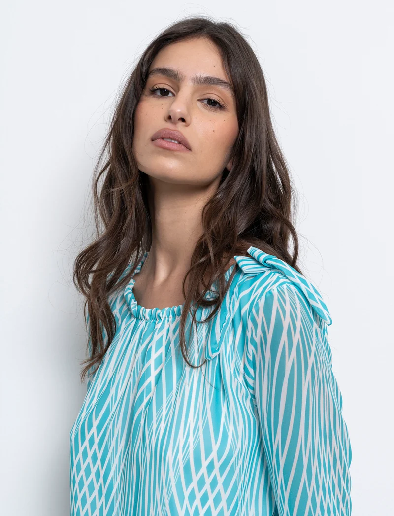 Blusa ampia in tessuto leggero con stampa e fiocco su una spalla. - Verde