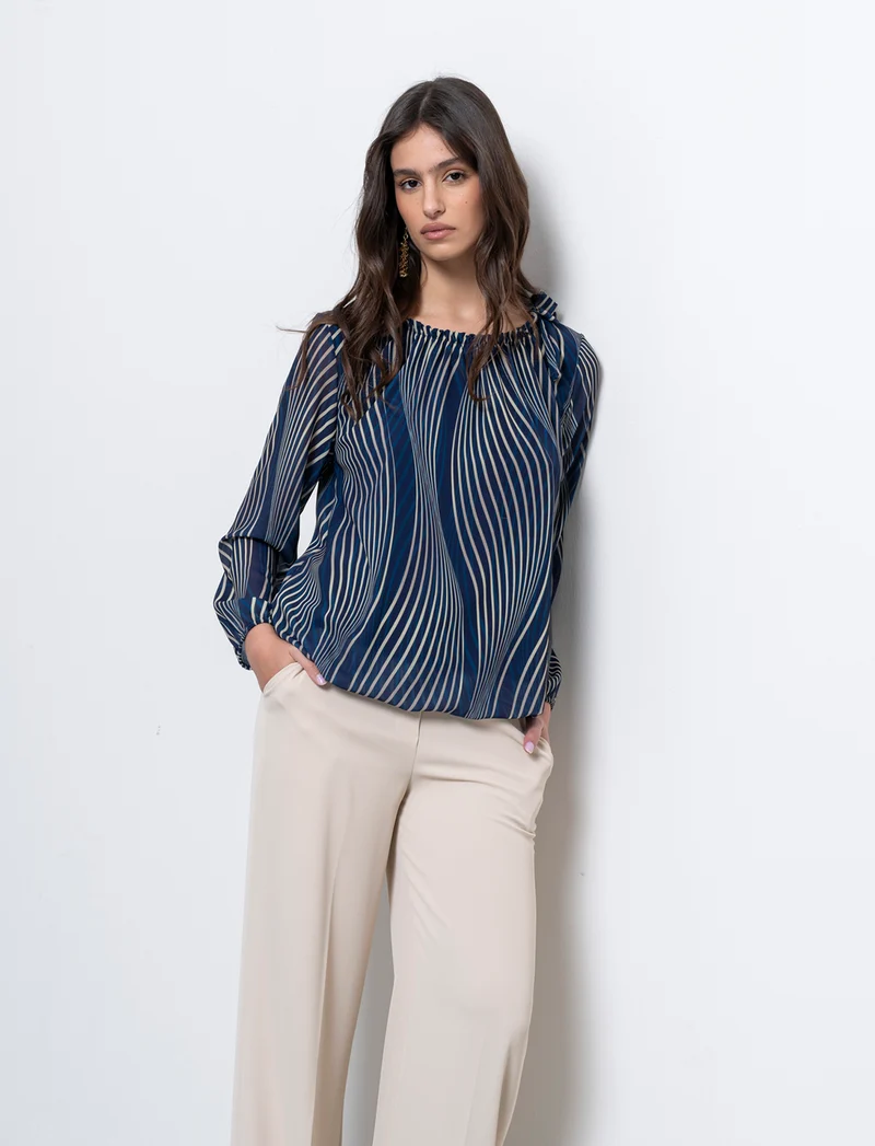 Blusa ampia in tessuto leggero con stampa e fiocco su una spalla. - Blu