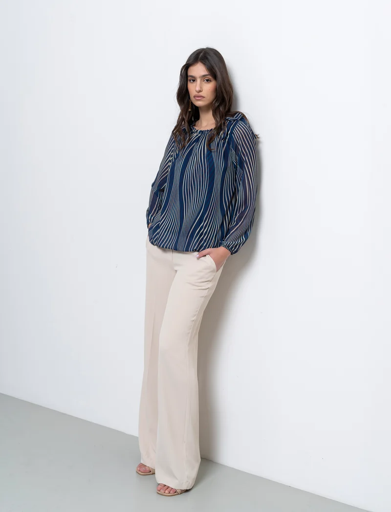 Blusa ampia in tessuto leggero con stampa e fiocco su una spalla. - Blu