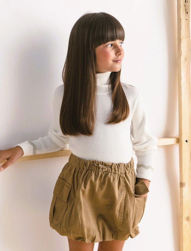 Maglia collo alto con dettaglio in fibra metallizzata al polsino. - Bianco latte