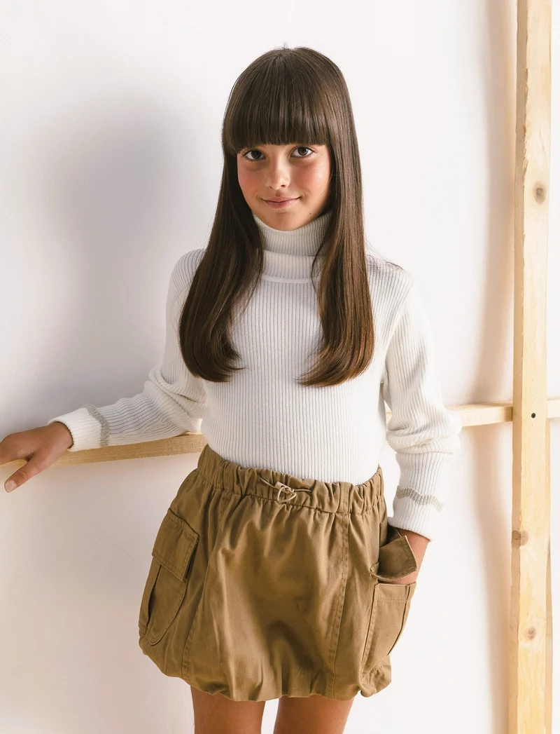 Maglia collo alto con dettaglio in fibra metallizzata al polsino. - Bianco latte