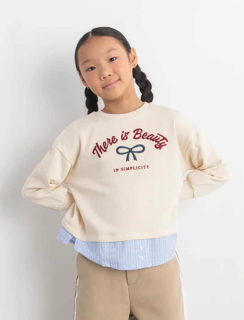 Felpa girocollo con finta camicia al fondo arricchita da stampa e ricamo sul davanti - Beige