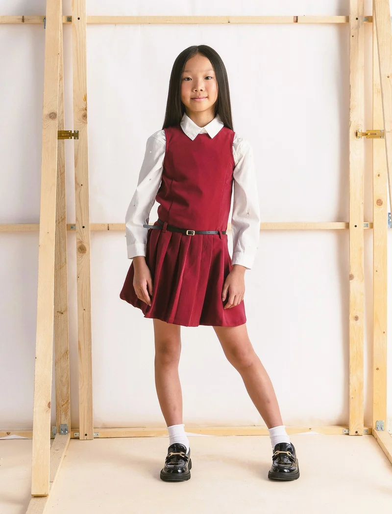 Vestito da bambina giromanica con gonna a pieghe e cintura. - Bordeaux