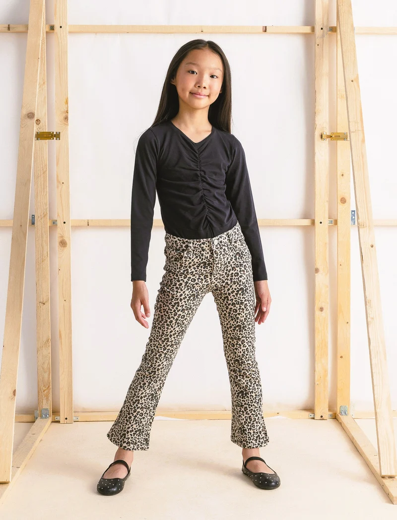 Pantaloni elastici a zampa stampati con fantasia leopardata. - Maculato