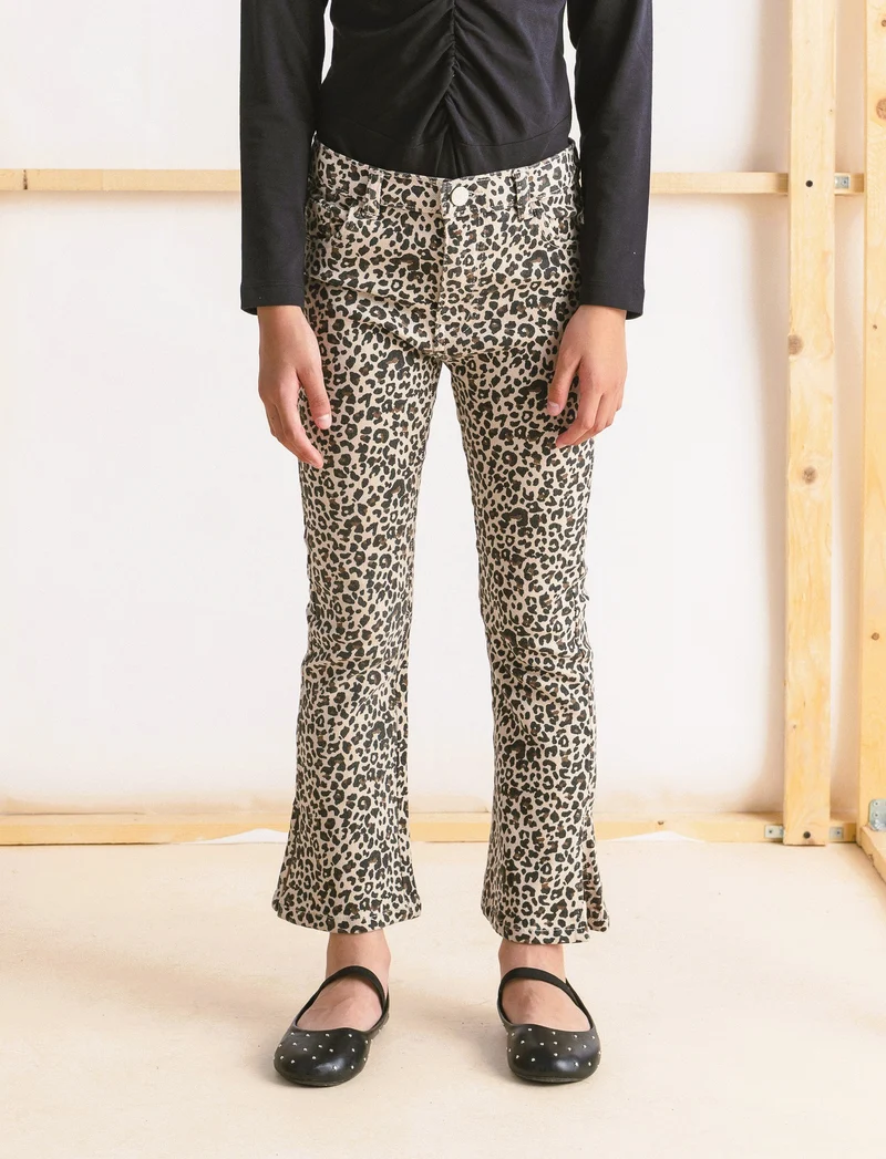 Pantaloni elastici a zampa stampati con fantasia leopardata. - Maculato